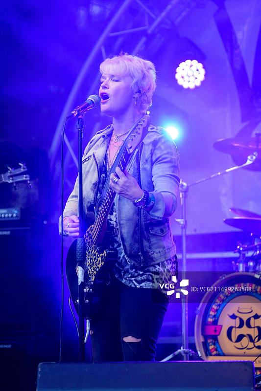 蓝调摇滚艺术家Rebecca Downs在韦费斯特音乐节演出（英国萨里郡，法纳姆，2021年8月22日）图片素材