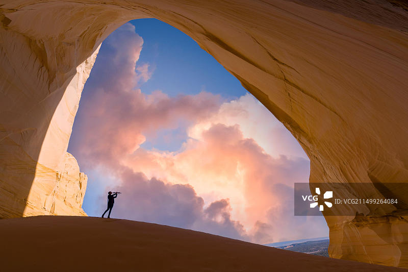 小狼在犹他州卡特勒洞穴吹奏长笛图片素材