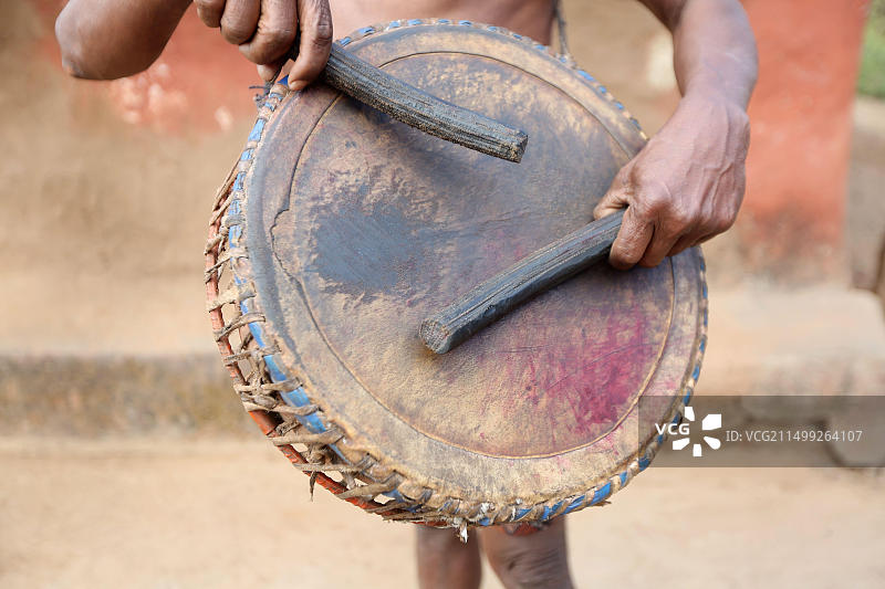 印度奥里萨邦兰吉加德村的山羊皮传统乐器图片素材