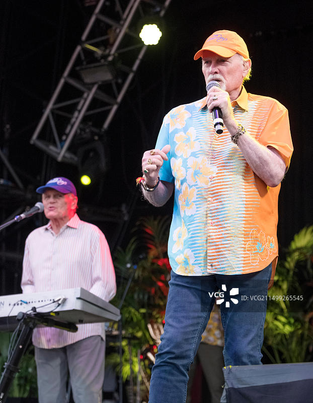 海滩男孩乐队的布鲁斯·约翰斯顿和迈克·洛夫在英国牛津郡科恩伯里音乐节上表演，2019年7月7日图片素材