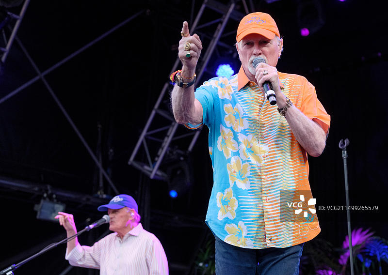 海滩男孩乐队的布鲁斯·约翰斯顿和迈克·洛夫在英国牛津郡科恩伯里音乐节上表演，2019年7月7日图片素材
