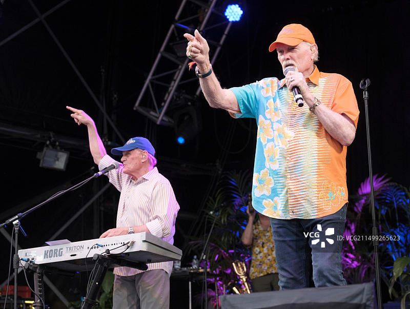 海滩男孩乐队的布鲁斯·约翰斯顿和迈克·洛夫在英国牛津郡科恩伯里音乐节上表演，2019年7月7日图片素材
