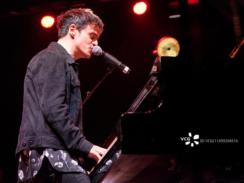 杰米·卡伦在切尔滕纳姆爵士音乐节上表演图片素材