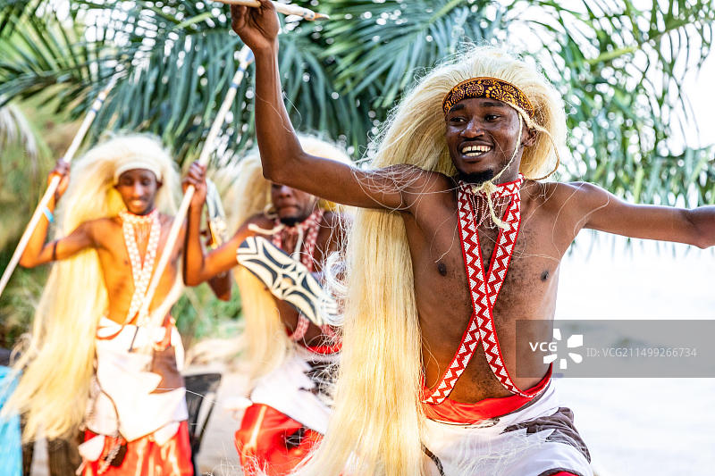 在乌干达恩德培表演的舞蹈演员和音乐家图片素材