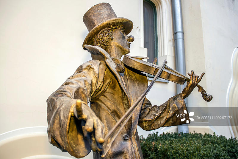 塞尔维亚伏伊伏丁那苏博蒂察：演奏小提琴的男子青铜雕塑图片素材