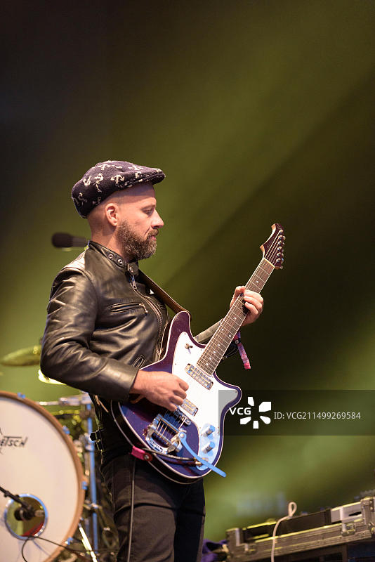 Shantel (Stefan Hantel) 与布科维纳俱乐部管弦乐队在英国马姆斯伯里查尔顿公园 WOMAD 音乐节上表演，2015年7月23日图片素材