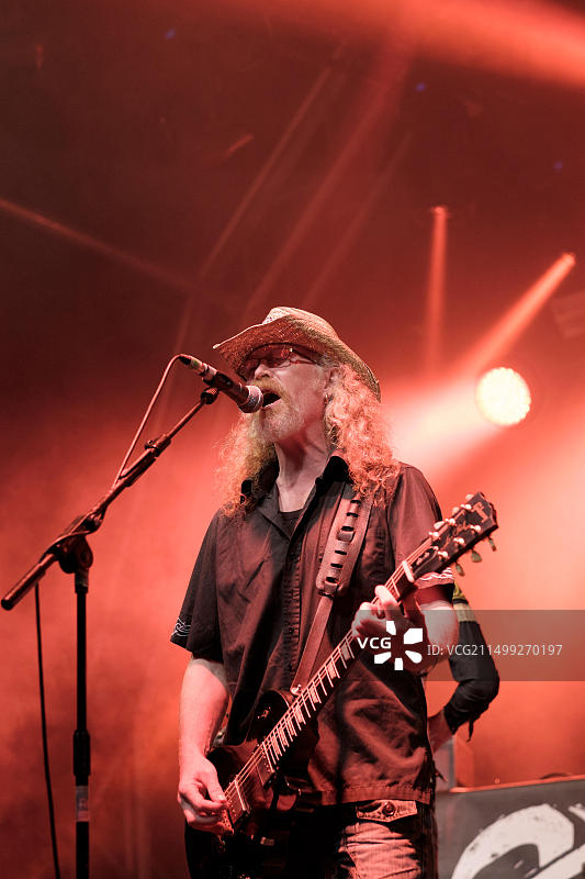 艾伦·迈尔斯在英国威尔特郡索尔兹伯里附近的拉默树节上与莱维勒乐队一起表演。2015年7月16日图片素材