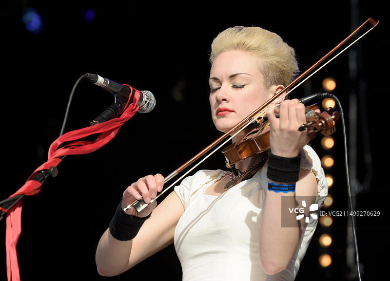 艾丽卡·诺考斯在英国切尔滕纳姆威奇伍德音乐节上与奇迹乐队合作演出，2015年5月31日图片素材