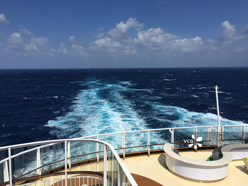 邮轮航行在中国美丽的南海，晴朗的天气，平静的海面，湛蓝的海水图片素材
