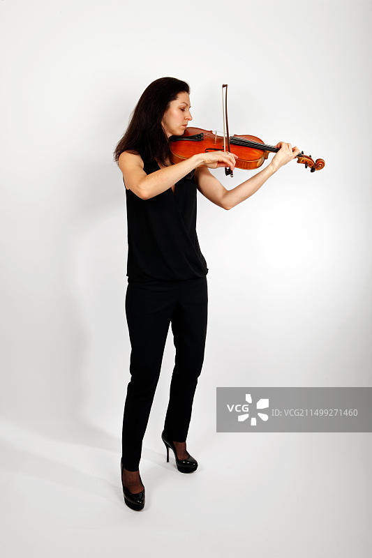 演奏乐器的中提琴演奏者图片素材