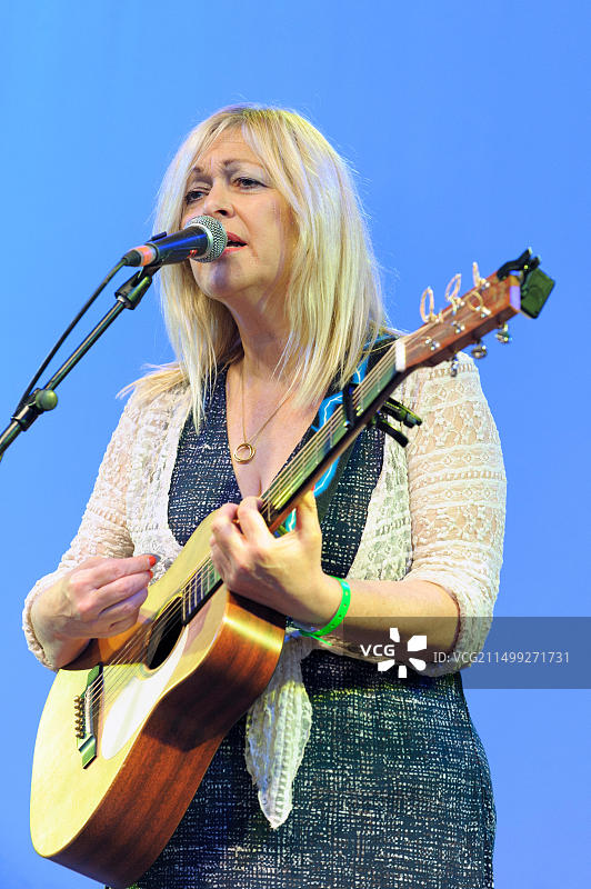 莎莉·巴克在英国威克姆音乐节上与Poozies乐队一起演出图片素材