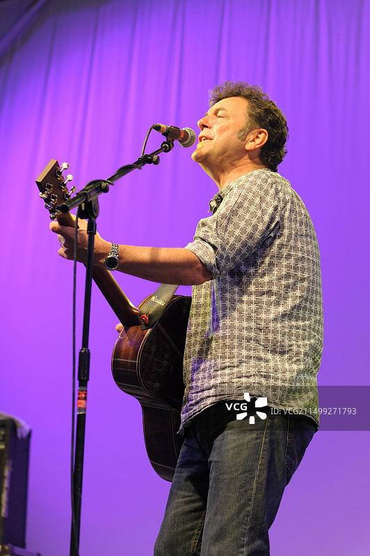 菲尔·“斯维尔”·奥杰斯在英国威克姆音乐节上表演（2014年8月16日）图片素材