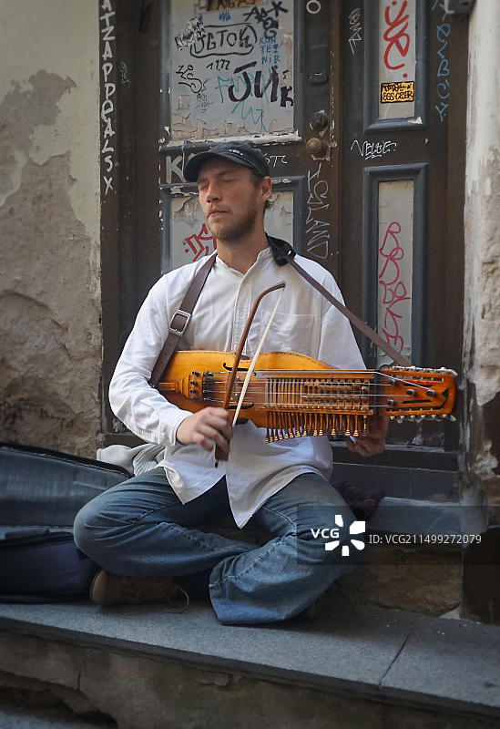 爱沙尼亚塔林街头的Nyckelharpist琴师图片素材
