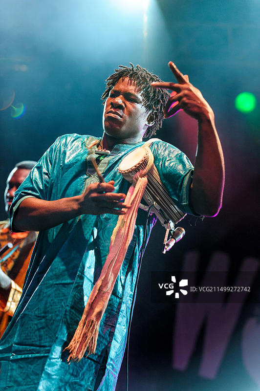 马哈马杜·通卡拉在英国查尔顿公园Womad音乐节上与巴塞库·库亚特和恩戈尼巴演奏塔玛鼓图片素材