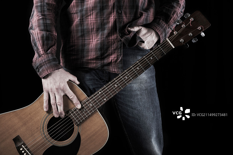 手持原声吉他的男人图片素材