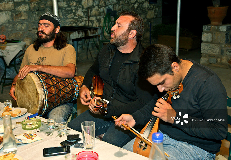 在希腊克里特岛Fourni村的“Rakokazano”的音乐家图片素材