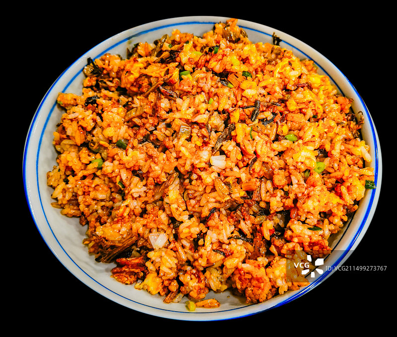 黑色背景下碗里的炒饭的特写图片素材