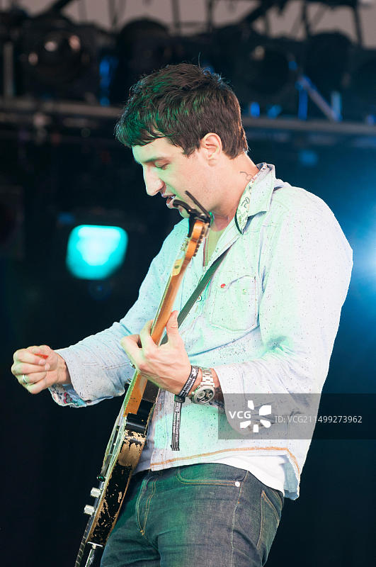 美国创作型歌手约瑟夫·亚瑟在英国查尔顿公园WOMAD音乐节上表演，2013年图片素材