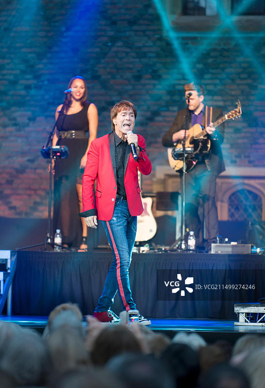 克里夫·理查德在英国萨里汉普顿宫现场音乐节上表演图片素材