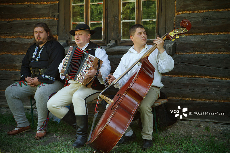 波兰西里西亚民族公园音乐会上的贝斯基德地区民间音乐家图片素材