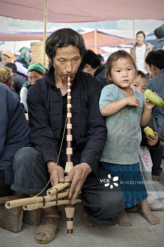在越南河江省苗旺市场演奏笙的男人图片素材