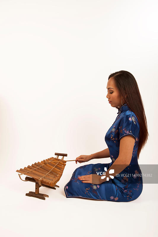 中国女士演奏竹琴，传统乐器图片素材