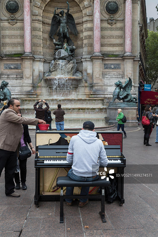 在法国巴黎圣米歇尔广场演奏的钢琴师图片素材
