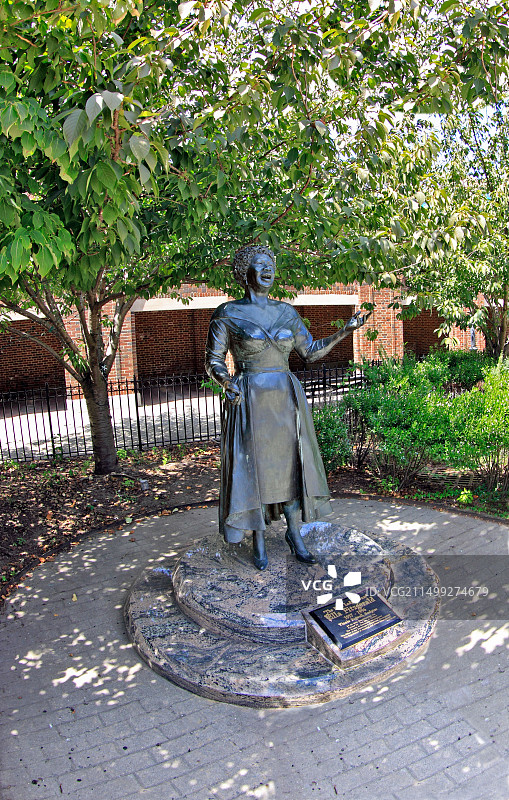 美国著名爵士歌手艾拉·费兹洁拉在纽约扬克斯的家乡的雕像图片素材