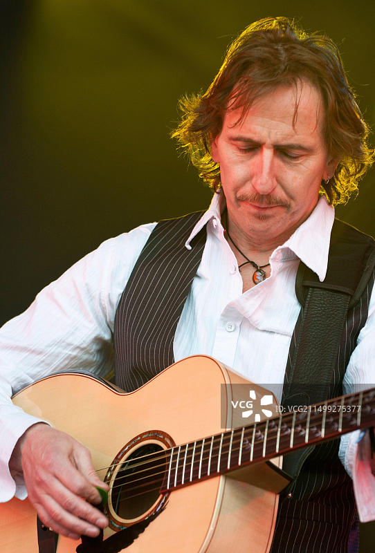 罗文克劳乐队的保罗·奥尼尔在英国威奇伍德音乐节上表演，2012年6月8日图片素材