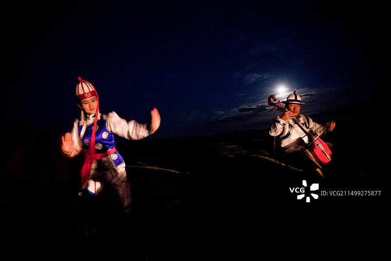 在蒙古的月光下，通过呼麦、长笛、马头琴和舞蹈来传递马和草原生活的节奏图片素材