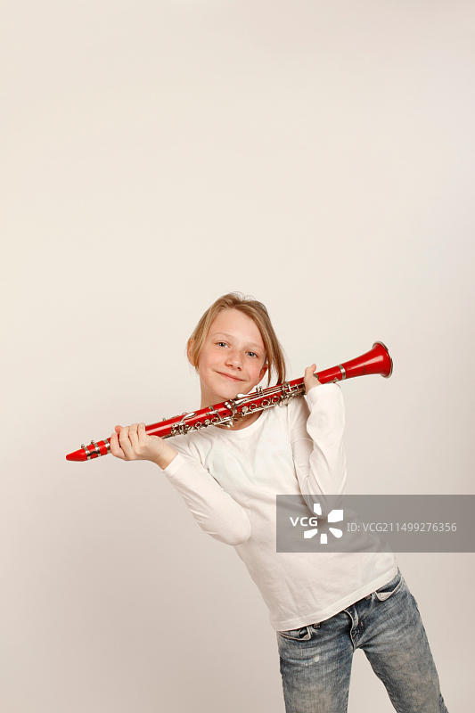 女学生拿着温莎制造的红色B调单簧管图片素材
