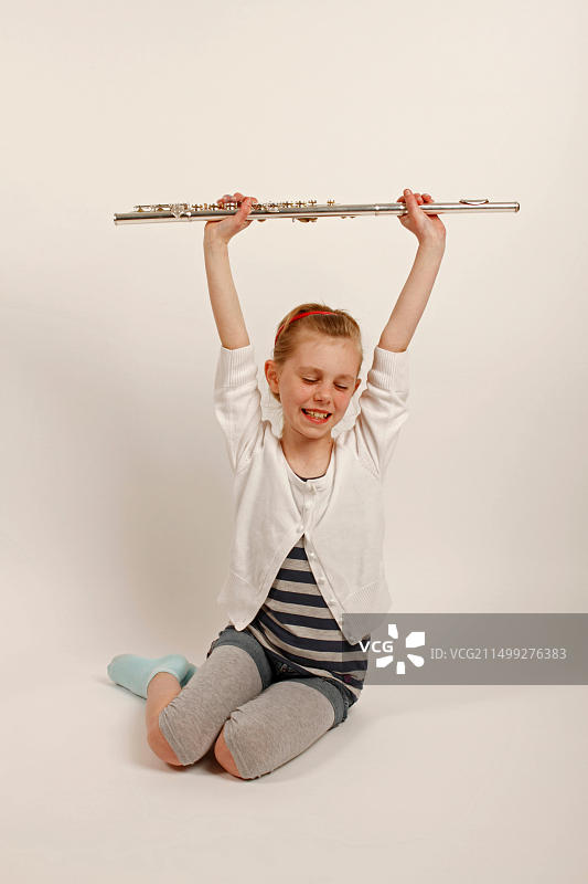 拿着长笛的年轻女孩图片素材