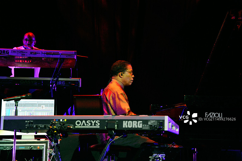 波兰华沙会议大厅的赫比·汉考克表演图片素材