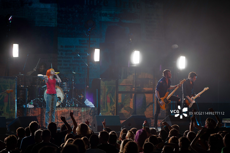 Paramore乐队 - 为格温·史蒂芬妮和“No Doubt”乐队的开场表演图片素材