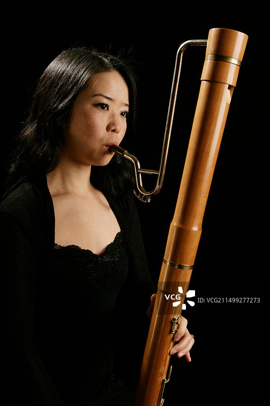 年轻女子演奏低音竖笛图片素材