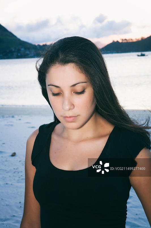 巴西歌手萨布丽娜·马尔海罗斯在巴西里约热内卢海滩上的肖像图片素材