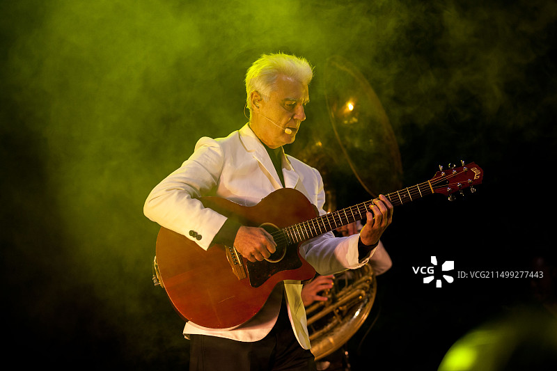 Talking Heads乐队的David Byrne和St Vincent在2013年Electric Picnic音乐节上现场表演图片素材