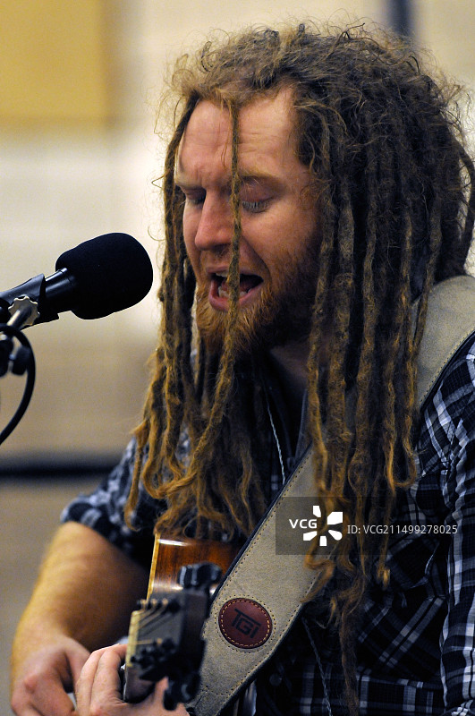 牛顿·福克纳吉他手在昔德兰群岛克利基明中心后台演奏（2010年）图片素材