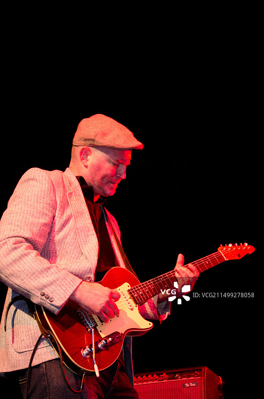 在Shambala音乐节舞台上弹吉他的红鲷鱼吉他手图片素材