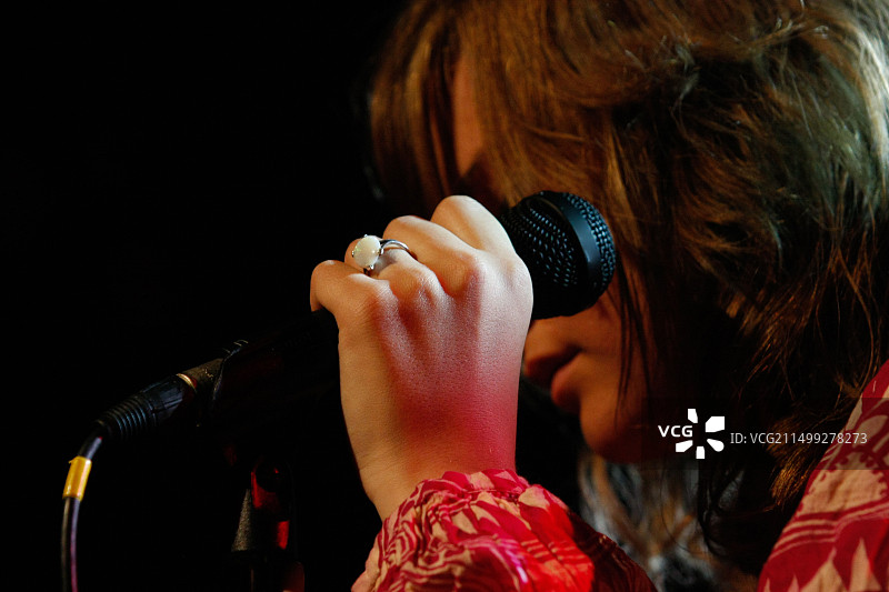 舞台上的歌手图片素材