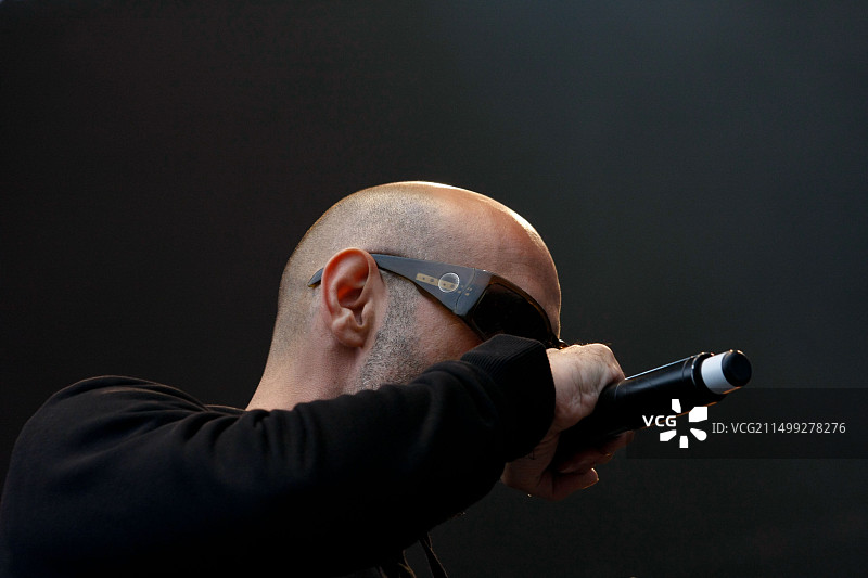 舞台上的歌手图片素材