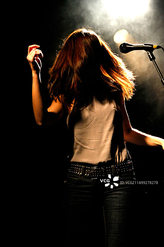 舞台上的歌手图片素材