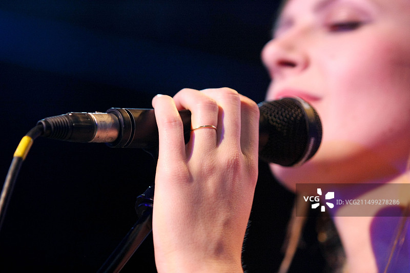 舞台上的歌手图片素材