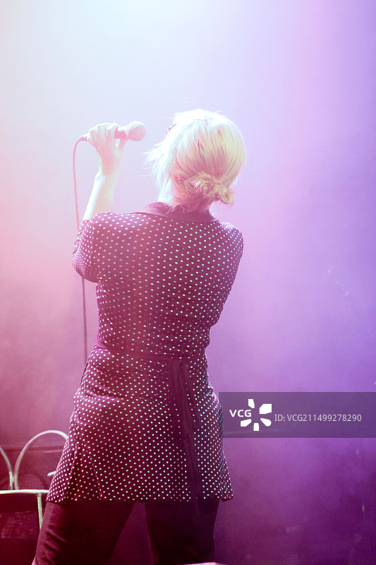 舞台上的歌手图片素材