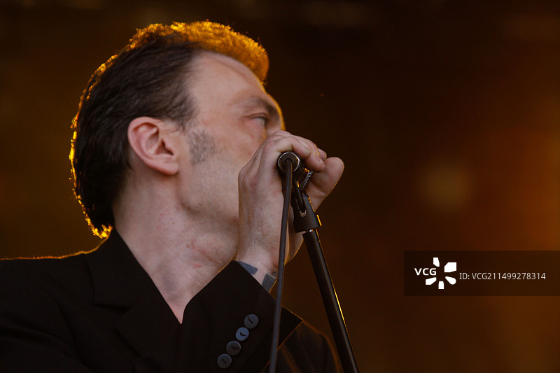 舞台上的歌手图片素材