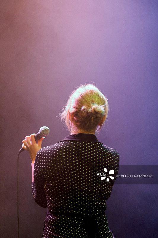 舞台上的歌手图片素材