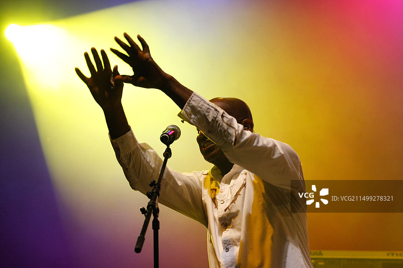 舞台上的歌手图片素材