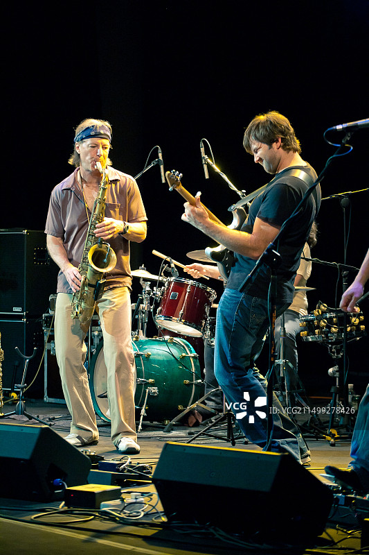 （资料图片）乌克兰塞瓦斯托波尔：Bill Evans演奏萨克斯，Ryan Cavanaugh演奏班卓琴图片素材