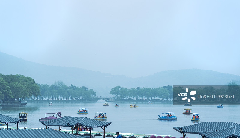 南京玄武湖江南碧绿感的阴雨绵绵图片素材