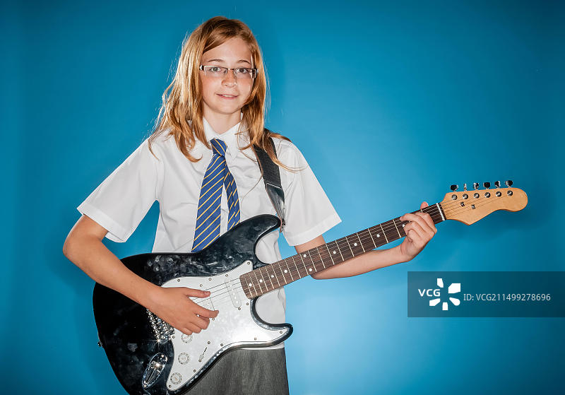 女学生在卡塔尔平原背景下玩耍图片素材